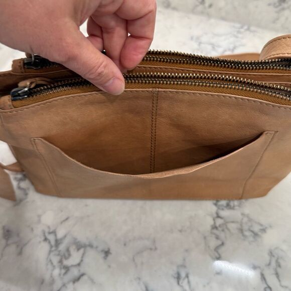 Elegant Tan Leather crossbody Shoulder Bag - Picture 3 of 9